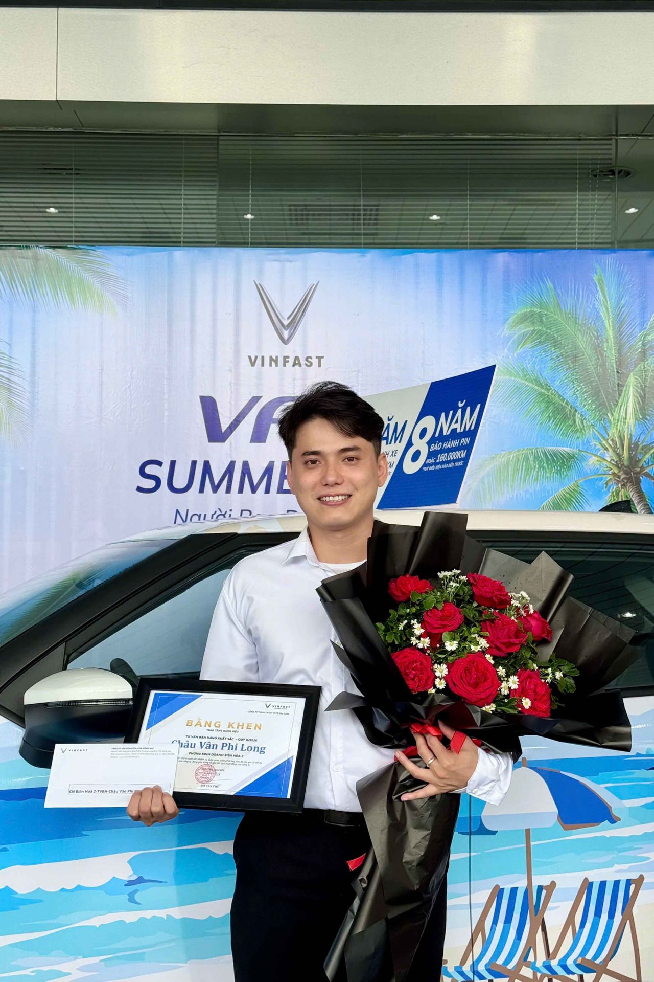 Khách hàng nhận xe VinFast
