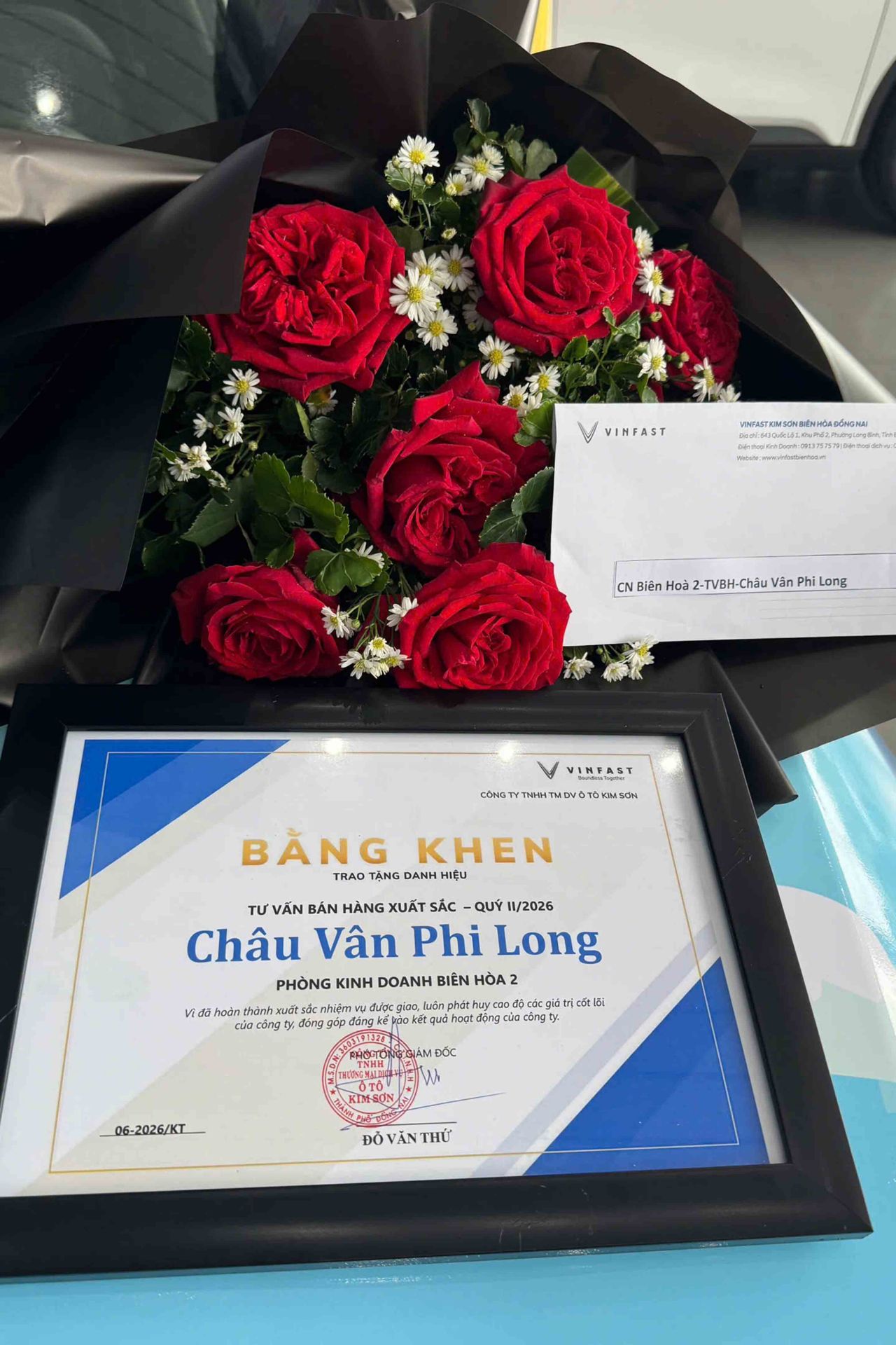 Khách hàng nhận xe VinFast